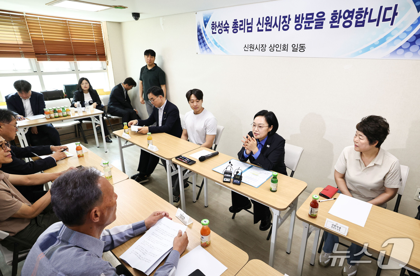 (서울=뉴스1) 이종수 기자 = 한성숙 국무총리가 17일 서울 관악구 신원시장을 방문해 상인회 관계자들과 대화를 나누고 있다. 2026.9.17/뉴스1