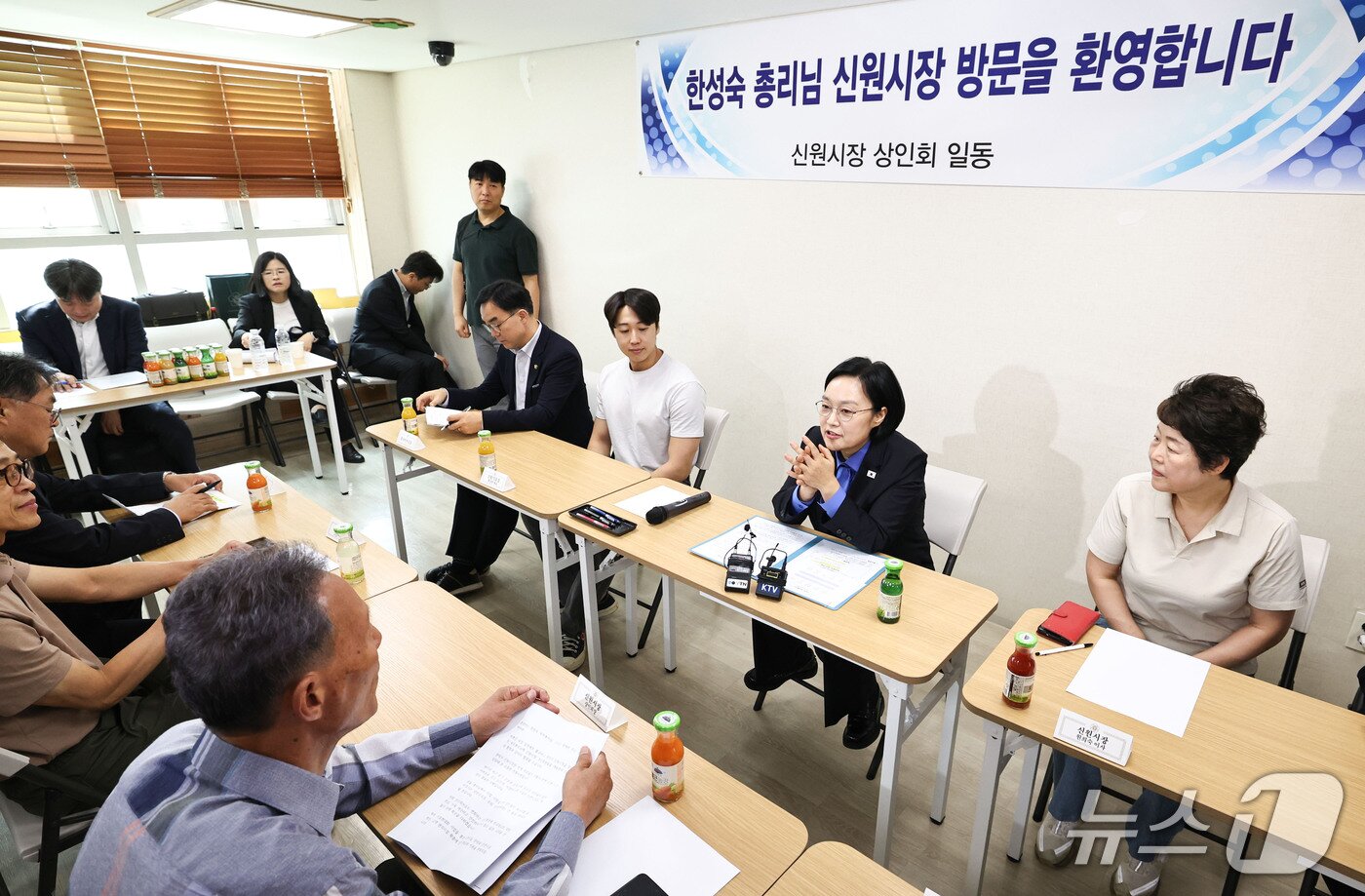 본문 이미지 - 한성숙 국무총리가 17일 서울 관악구 신원시장을 방문해 상인회 관계자들과 대화를 나누고 있다. 2026.9.17 ⓒ 뉴스1 이종수 기자