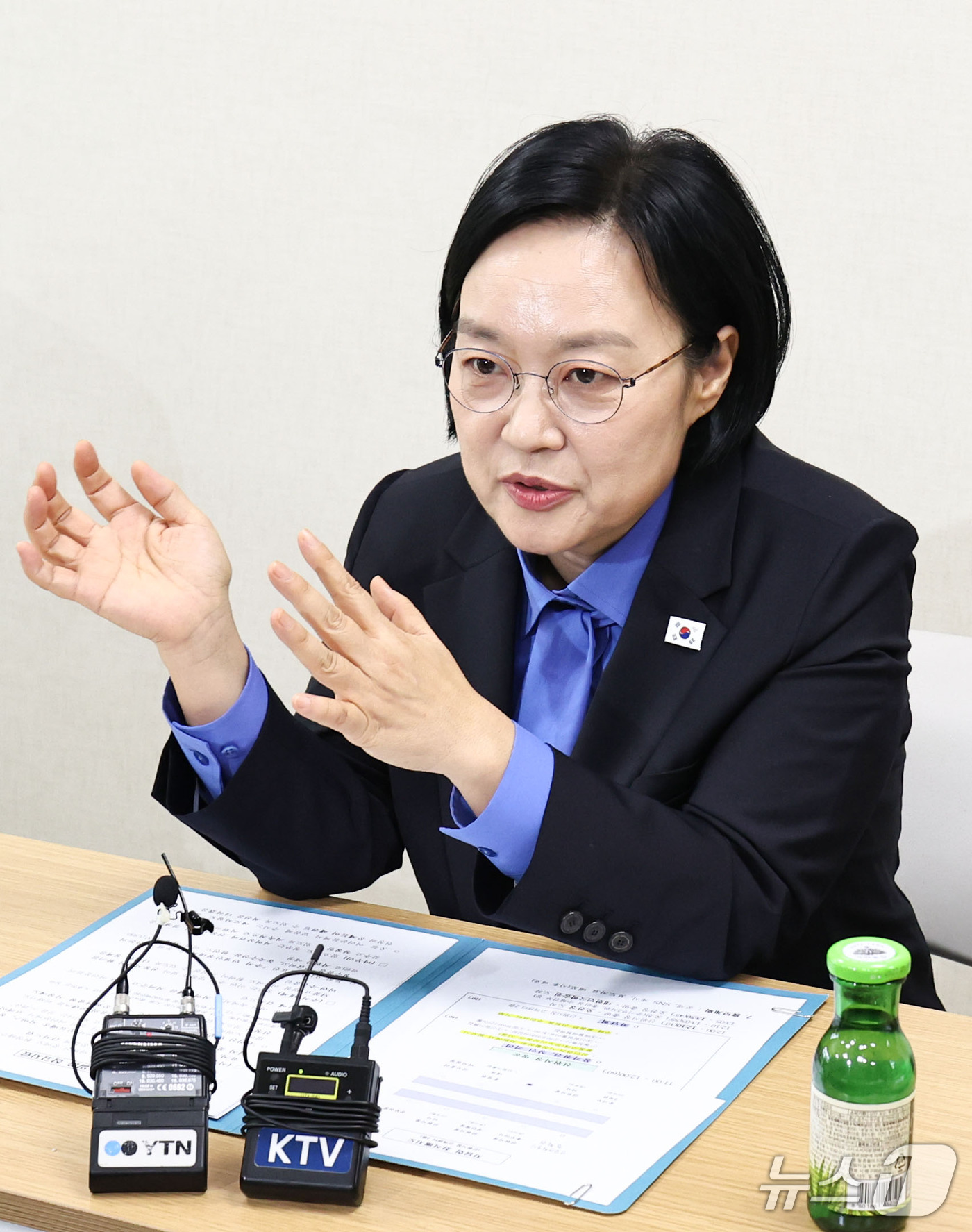 (서울=뉴스1) 이종수 기자 = 한성숙 국무총리가 추석을 앞두고 17일 서울 관악구 신원시장을 방문해 상인회 관계자들과 대화를 나누고 있다. 2026.9.17/뉴스1