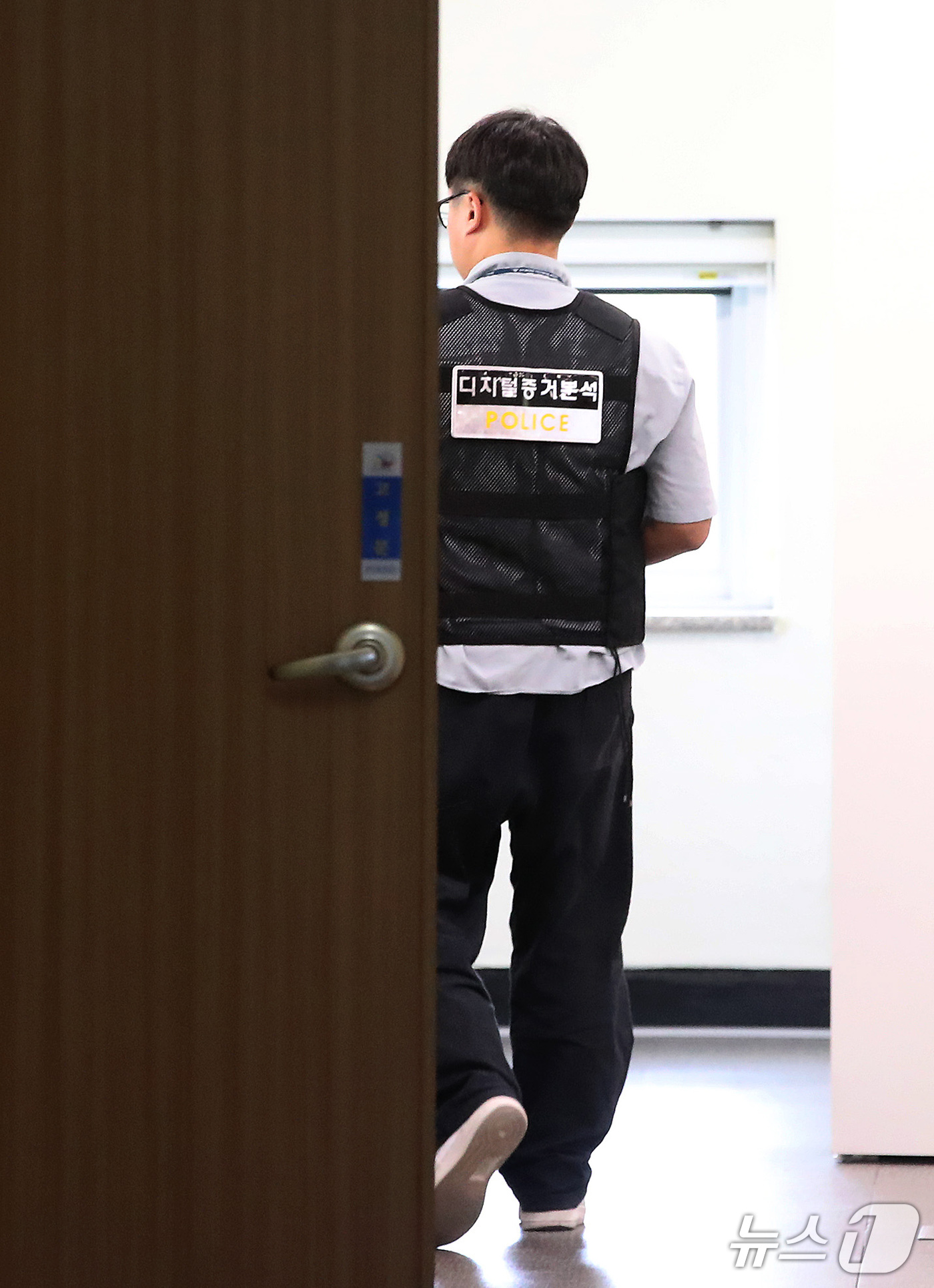 (대구=뉴스1) 공정식 기자 = 6·3 지방선거 투표용지 부족 사태를 조사하는 특검팀이 17일 오전 대구시선관위에 대한 압수수색을 벌이고 있다. 2026.9.17/뉴스1