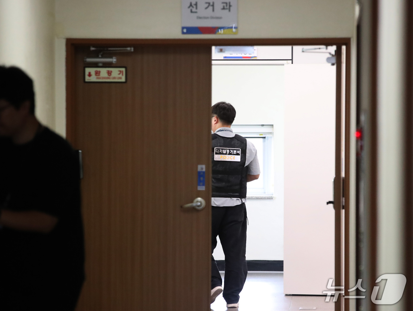 (대구=뉴스1) 공정식 기자 = 6·3 지방선거 투표용지 부족 사태를 조사하는 특검팀이 17일 오전 대구시선관위에 대한 압수수색을 벌이고 있다. 2026.9.17/뉴스1