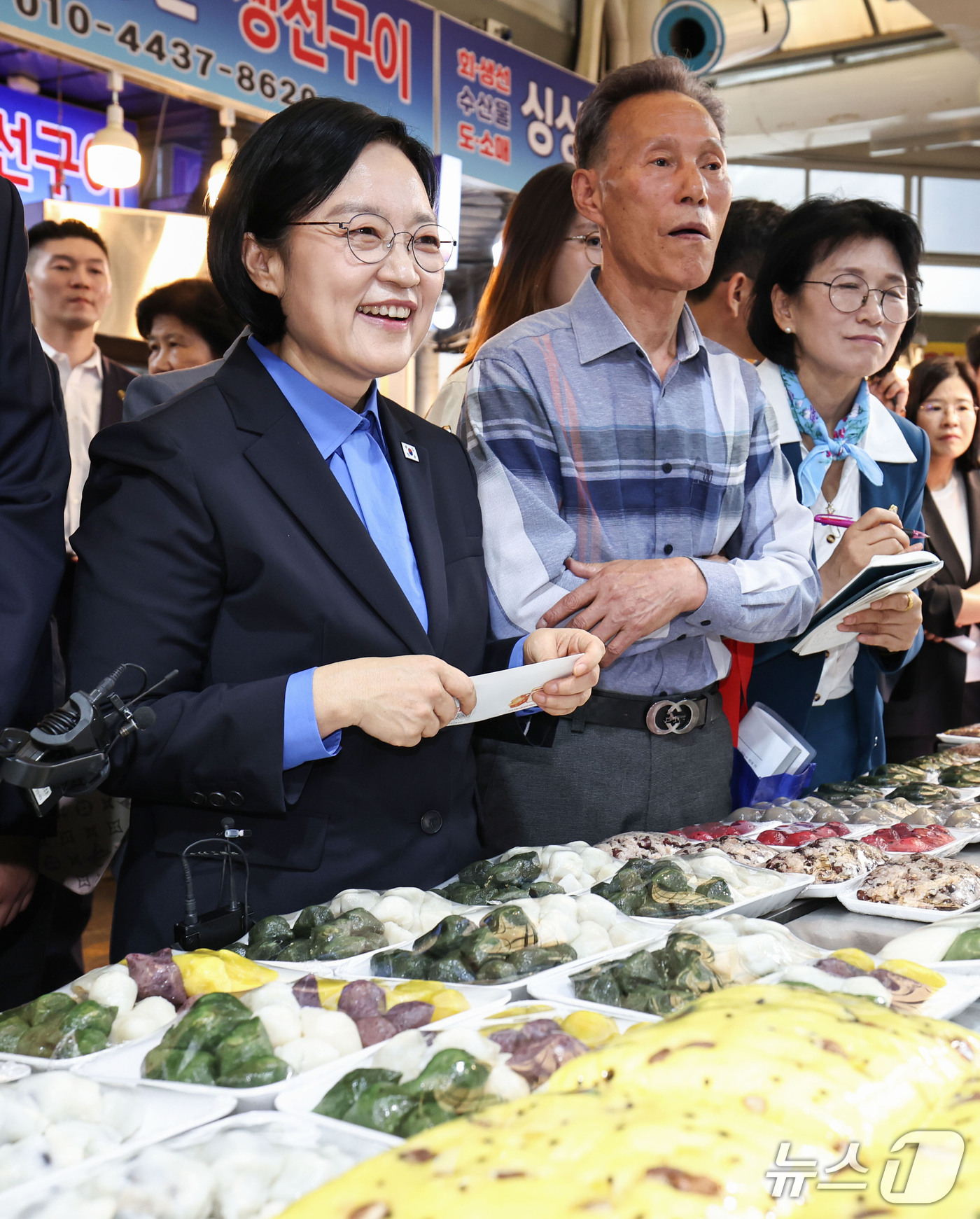 (서울=뉴스1) 이종수 기자 = 한성숙 국무총리가 추석을 앞두고 17일 서울 관악구 신원시장을 방문해 상인들과 대화를 나누고 있다. 2026.9.17/뉴스1