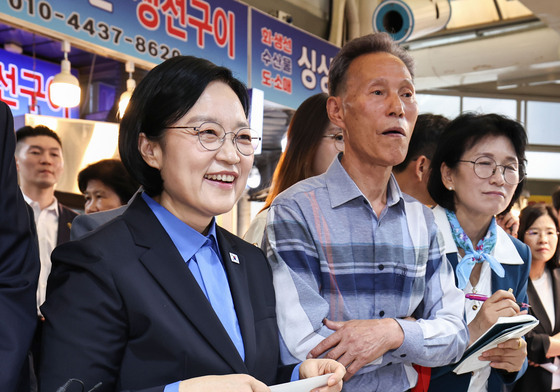 상인과 대화 나누는 한성숙 총리