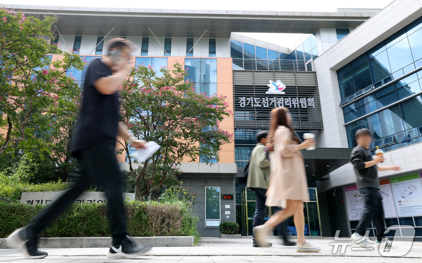 (수원=뉴스1) 김영운 기자 = 6·3 지방선거 투표용지 부족 사태를 수사하는 선거관리위원회 특검팀(특별검사 이태한)이 17일 중앙선관위와 경기·인천·부산·대구 등 지역선관위 총 …