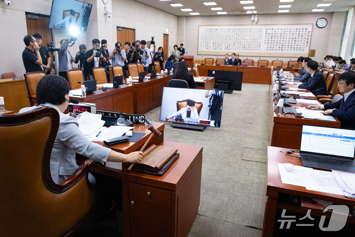 (서울=뉴스1) 유승관 기자 = 서영교 국회 법제사법위원장이 17일 서울 여의도 국회에서 열린 제439회 국회(정기회) 법제사법위원회 제5차 전체회의에서 의사봉을 두드리고 있다.법 …
