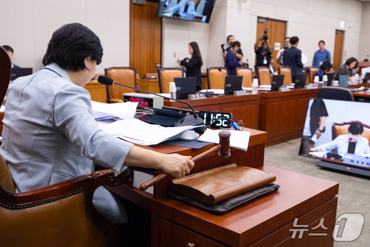 본문 이미지 - 서영교 국회 법제사법위원장이 17일 서울 여의도 국회에서 열린 제439회 국회(정기회) 법제사법위원회 제5차 전체회의에서 의사봉을 두드리고 있다. 법제사법위원회는 이날 여당 주도로 김승원 법무부 장관 후보자 인사청문경과보고서를 채택했다. 국민의힘 위원들은 이에 반발해 퇴장했다. 2026.9.17 ⓒ 뉴스1 유승관 기자