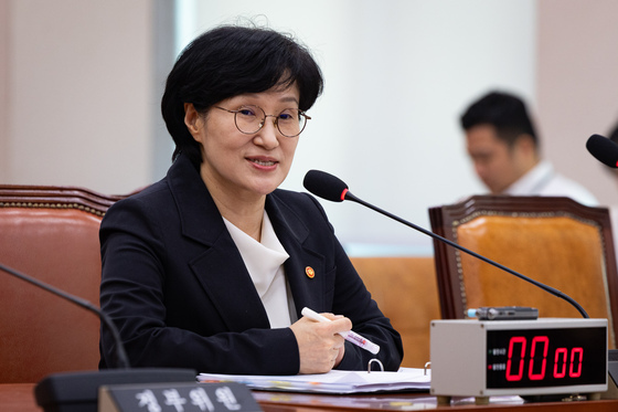 의원 질의 답하는 원민경 성평등가족부 장관