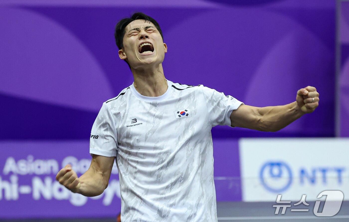본문 이미지 - 대한민국 이준석이 17일 일본 나고야 히가시 스포츠 센터에서 열린 테크볼 남자 단식 일본 와세 아키노리와 경기에서 승리를 확정짓고 포효하고 있다. 2026.9.17 ⓒ 뉴스1 김도우 기자