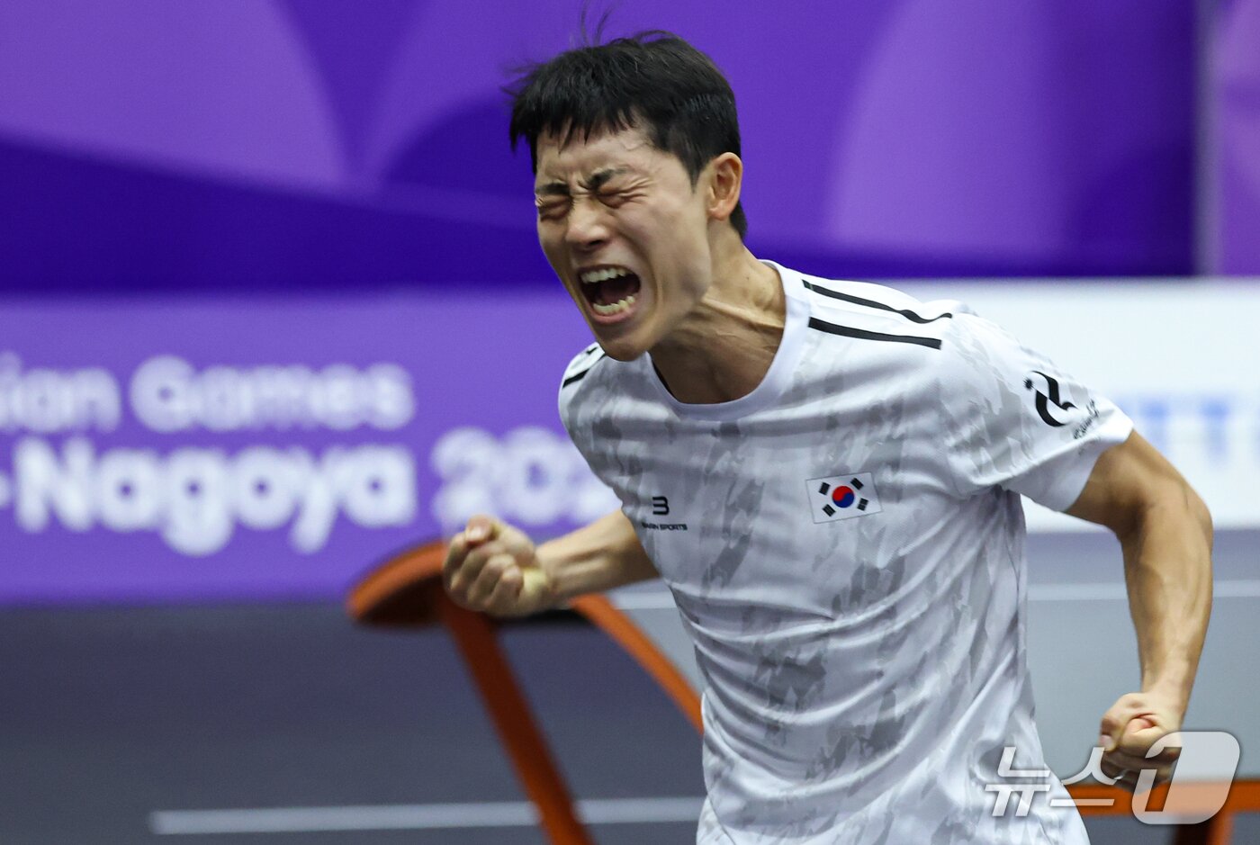 본문 이미지 - 대한민국 이준석이 17일 일본 나고야 히가시 스포츠 센터에서 열린 테크볼 남자 단식 일본 와세 아키노리와 경기에서 승리를 확정짓고 포효하고 있다. 2026.9.17 ⓒ 뉴스1 김도우 기자