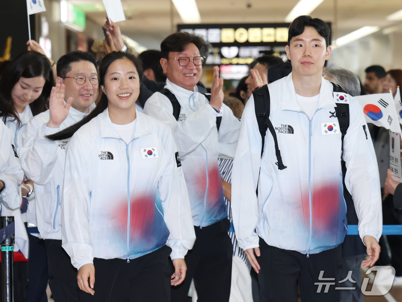 (나고야=뉴스1) 김민지 기자 = 2026 아이치·나고야 아시안게임에 출전하는 탁구 국가대표 신유빈과 배드민턴 국가대표 서승재 등 대한민국 선수단이 17일 일본 나고야 츄부국제공항 …