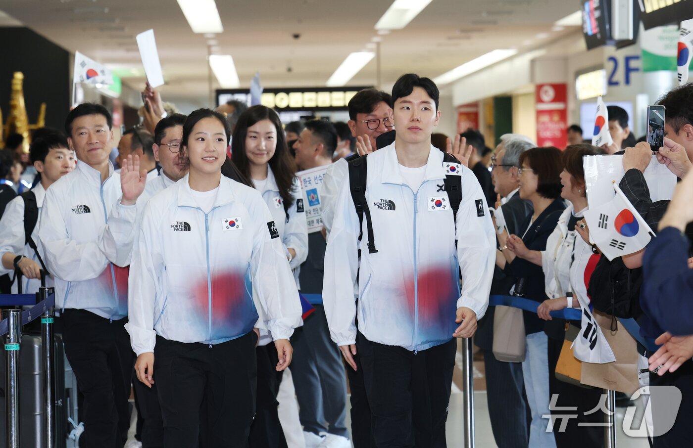 본문 이미지 - 2026 아이치·나고야 아시안게임에 출전하는 탁구 국가대표 신유빈과 배드민턴 국가대표 서승재 등 대한민국 선수단이 17일 일본 나고야 츄부국제공항을 통해 입국하고 있다. 2026.9.17 ⓒ 뉴스1 김민지 기자