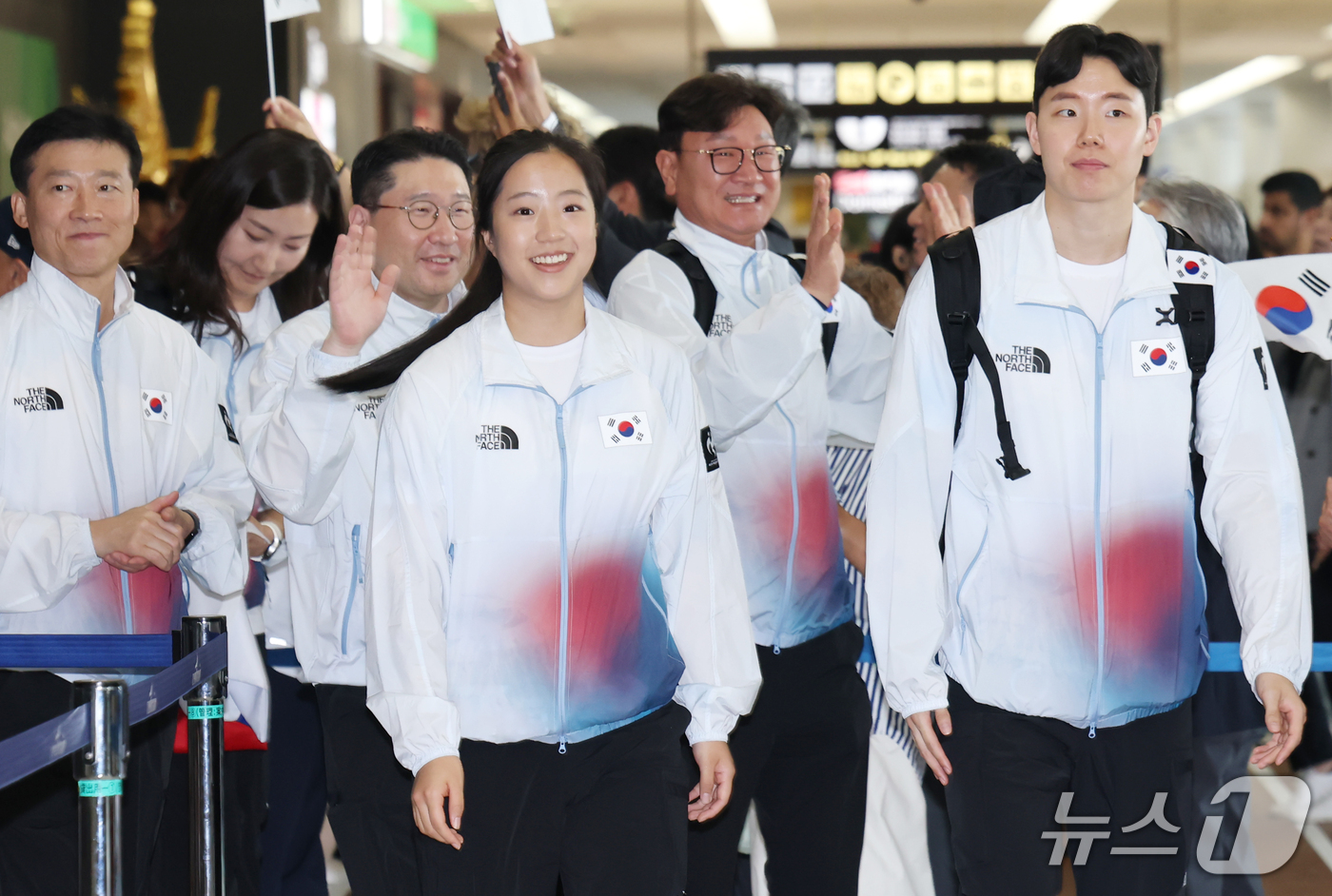 (나고야=뉴스1) 김민지 기자 = 2026 아이치·나고야 아시안게임에 출전하는 탁구 국가대표 신유빈과 배드민턴 국가대표 서승재 등 대한민국 선수단이 17일 일본 나고야 츄부국제공항 …