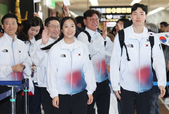 한국 선수단 본단, 결전지 나고야 입성…꽃다발 받고 환한 미소(종합)[AG]