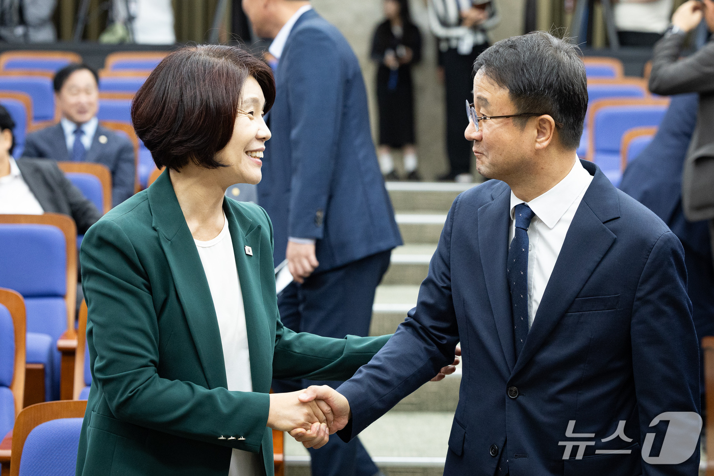(서울=뉴스1) 유승관 기자 = 한병도 더불어민주당 원내대표와 한정애 사무총장이 17일 서울 여의도 국회에서 열린 의원총회에서 인사하고 있다. 2026.9.17/뉴스1