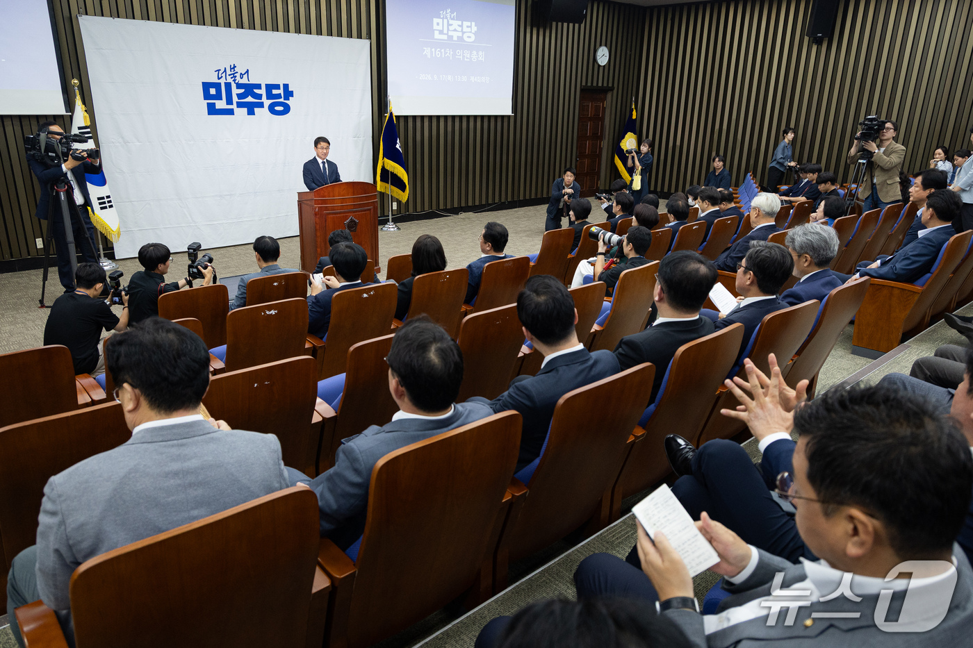 (서울=뉴스1) 유승관 기자 = 한병도 더불어민주당 원내대표가 17일 서울 여의도 국회에서 열린 의원총회에서 발언하고 있다. 2026.9.17/뉴스1