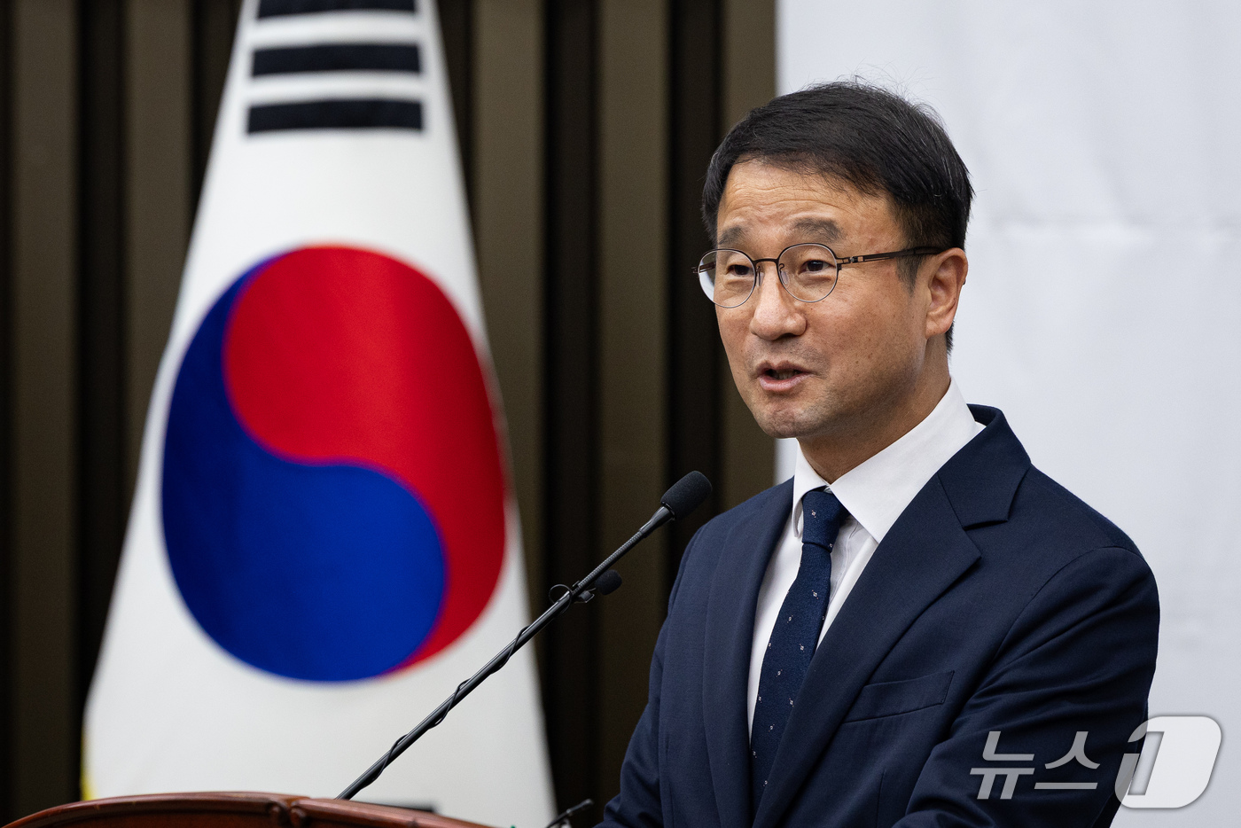 (서울=뉴스1) 유승관 기자 = 한병도 더불어민주당 원내대표가 17일 서울 여의도 국회에서 열린 의원총회에서 발언하고 있다. 2026.9.17/뉴스1