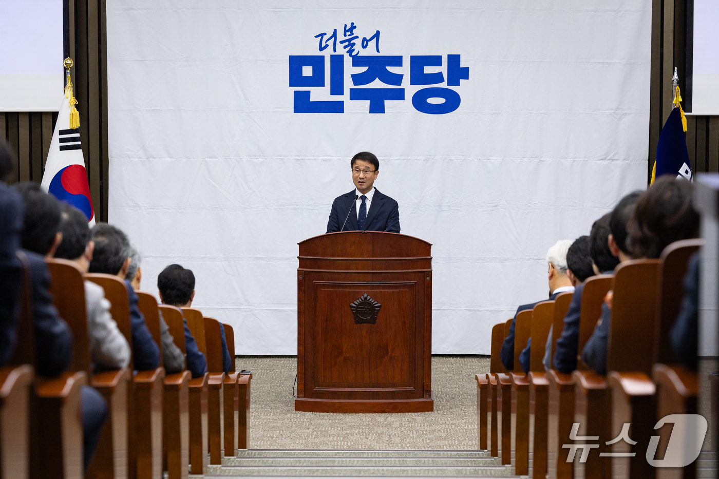 (서울=뉴스1) 유승관 기자 = 한병도 더불어민주당 원내대표가 17일 서울 여의도 국회에서 열린 의원총회에서 발언하고 있다. 2026.9.17/뉴스1