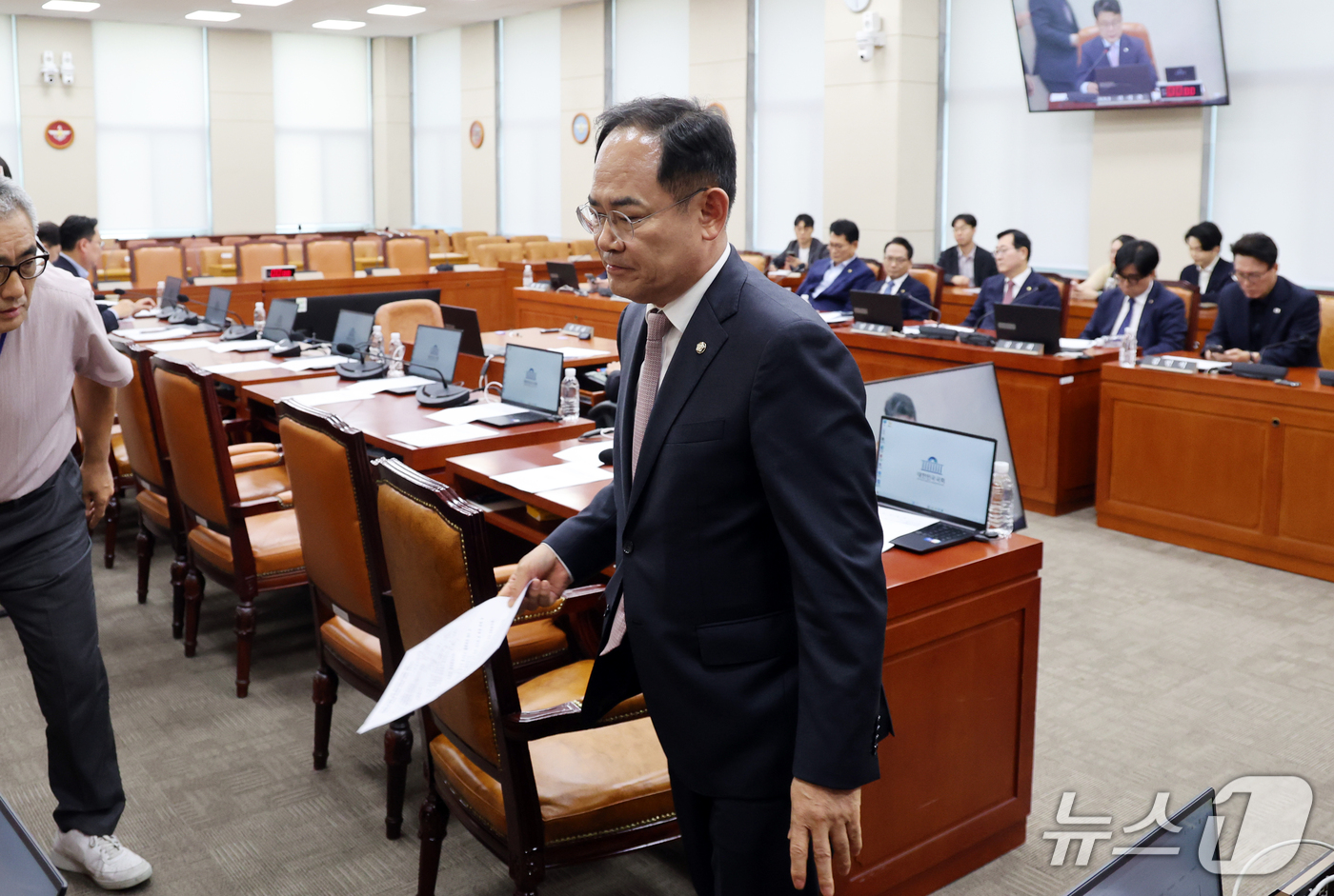 (서울=뉴스1) 황기선 기자 = 임종득 국민의힘 국방위 간사가 17일 오후 서울 여의도 국회에서 열린 국방위원회 전체회의에서 발언 후 퇴장하고 있다.이날 회의에서는 여당 단독으로 …