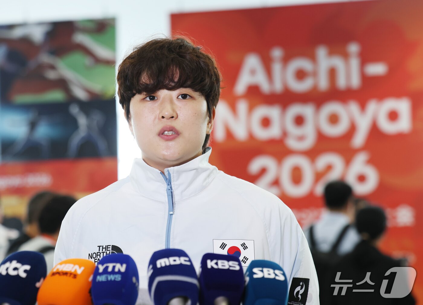 본문 이미지 - 2026 아이치·나고야 아시안게임에 출전하는 핸드볼 여자 국가대표팀 류은희가 17일 일본 나고야 츄부국제공항을 통해 입국하며 취재진 질의에 답변하고 있다. 2026.9.17 ⓒ 뉴스1 김민지 기자