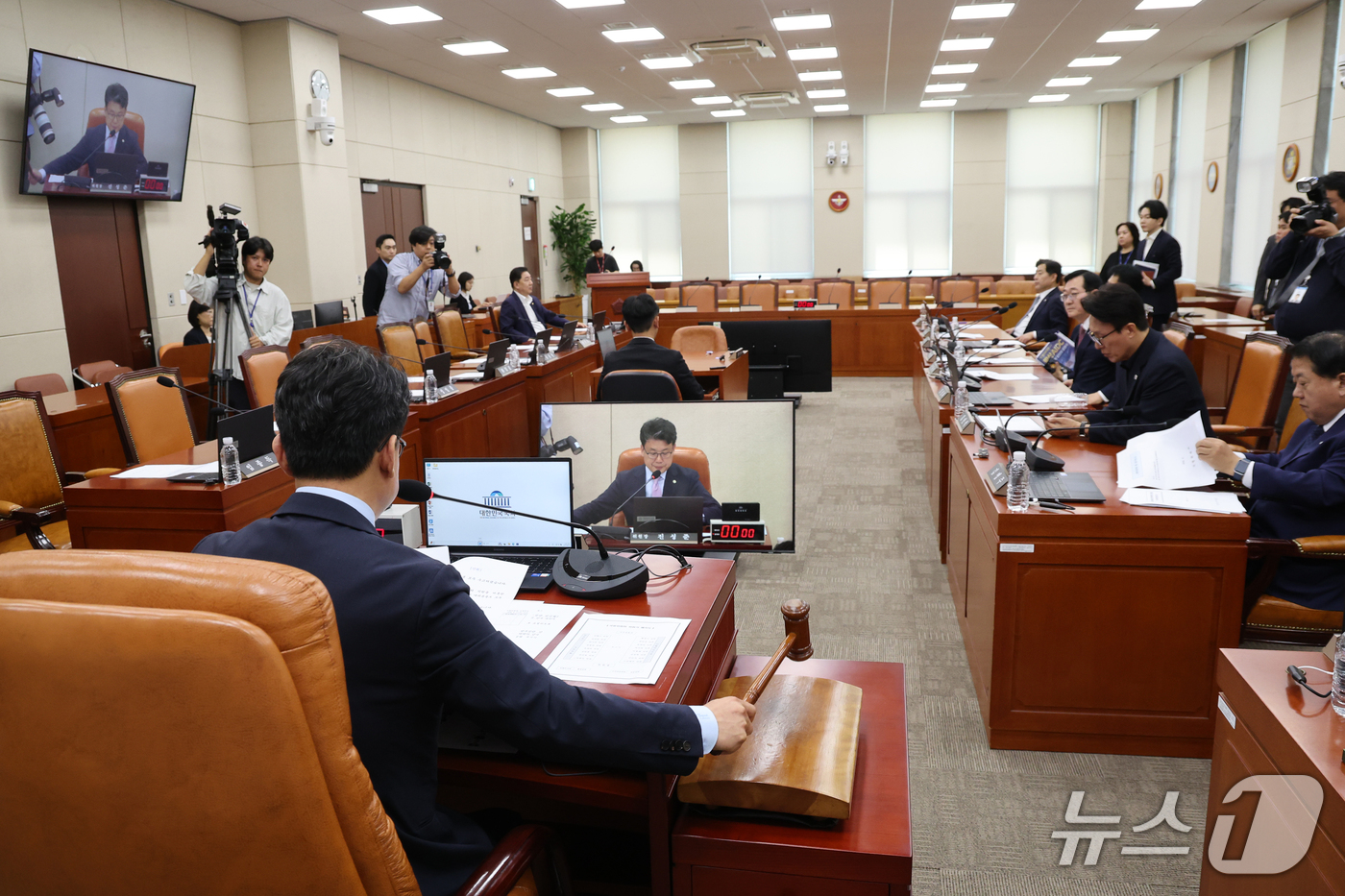 (서울=뉴스1) 황기선 기자 = 진성준 국방위원장이 17일 오후 서울 여의도 국회에서 열린 국방위원회 전체회의에서 의사봉을 두드리고 있다.이날 회의에서는 여당 단독으로 강신철 국방 …