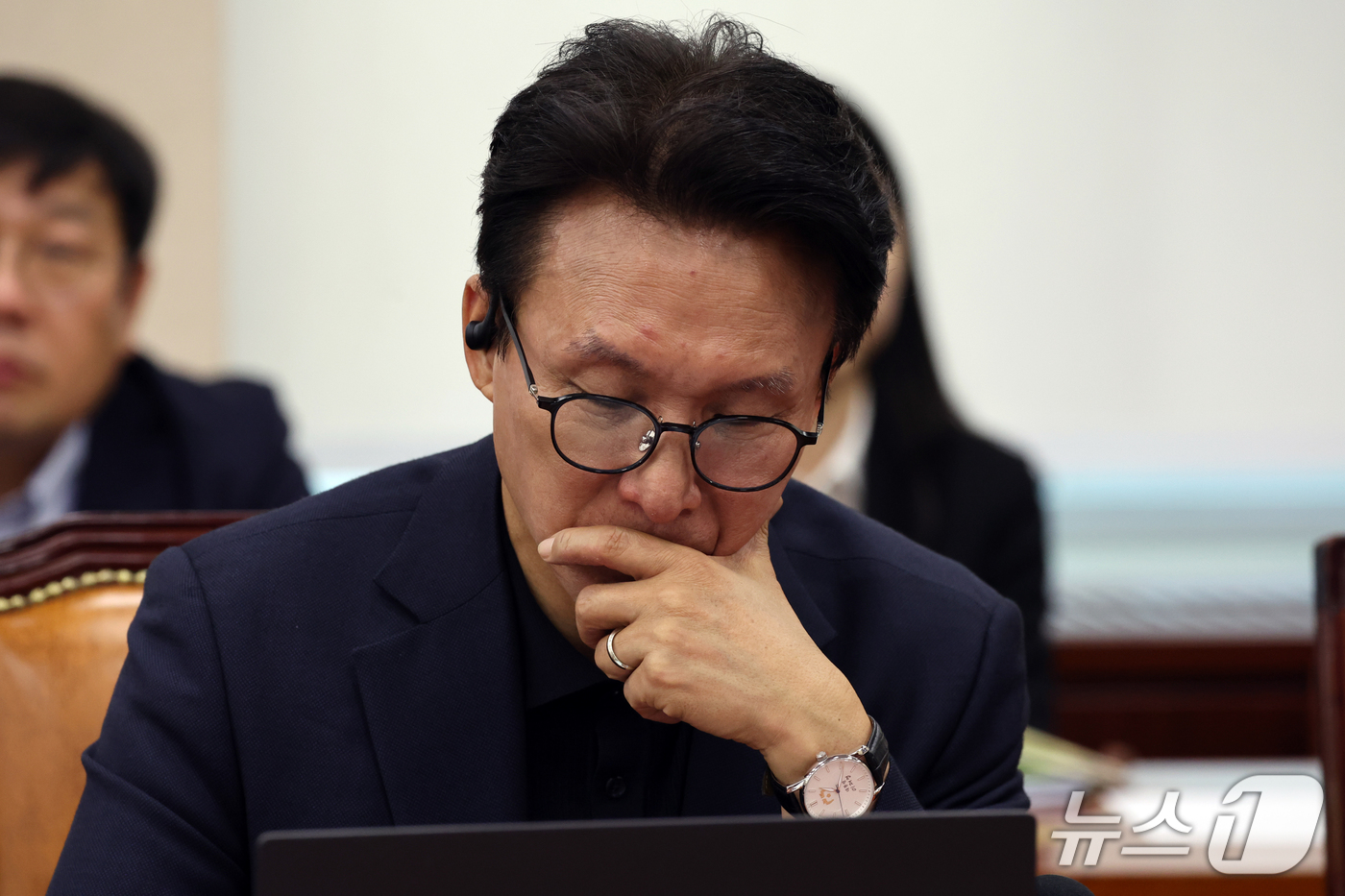 (서울=뉴스1) 황기선 기자 = 김민석 더불어민주당 대표가 17일 오후 서울 여의도 국회에서 열린 국방위원회 전체회의에서 생각에 잠겨 있다.  2026.9.17/뉴스1