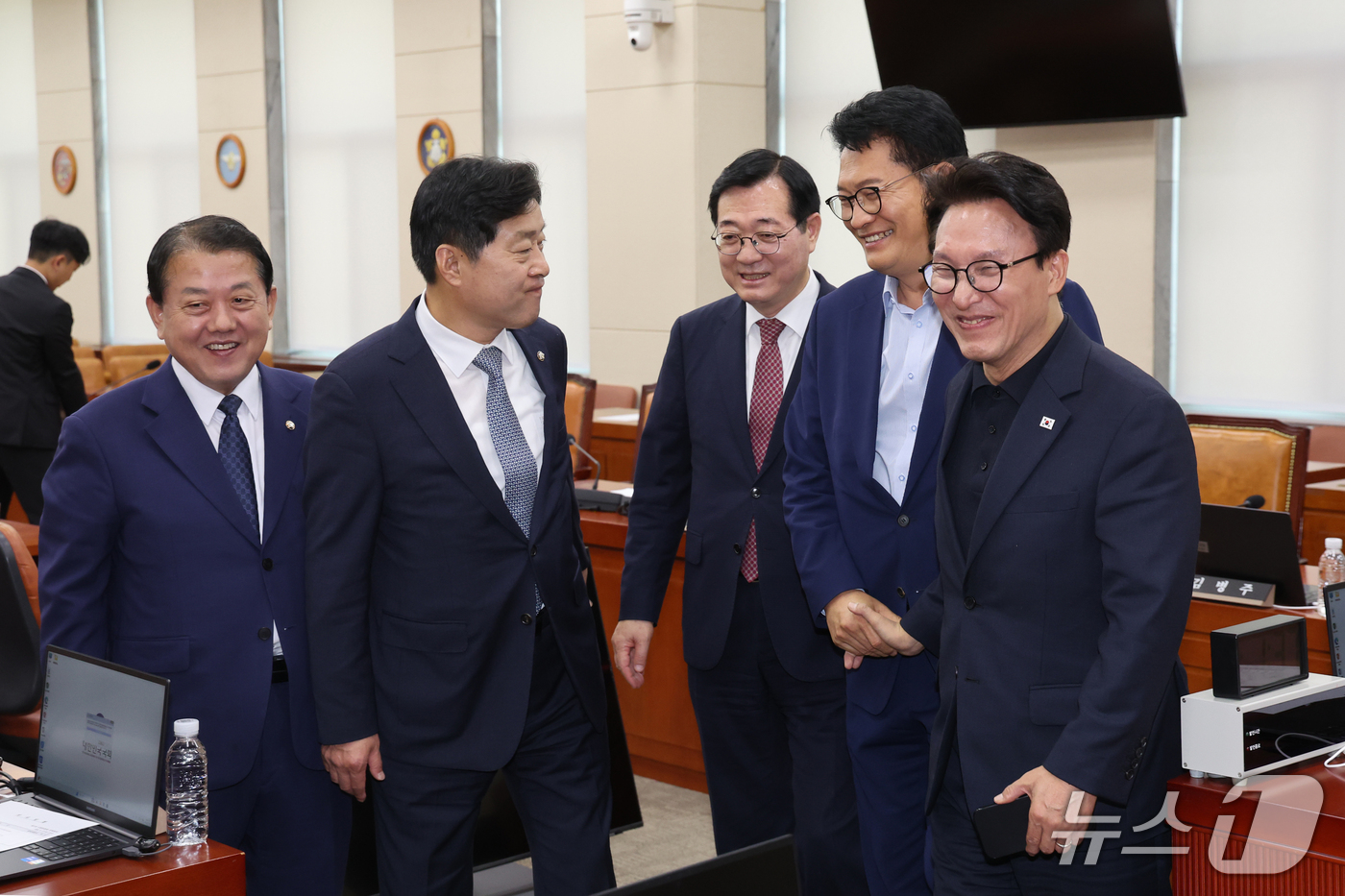 (서울=뉴스1) 황기선 기자 = 김민석 더불어민주당 대표가 17일 오후 서울 여의도 국회에서 열린 국방위원회 전체회의에서 산회 후 의원들과 인사를 나누고 있다.  2026.9.17 …