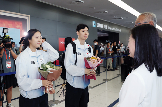 나고야 도착해 입국 환영 받는 신유빈·서승재