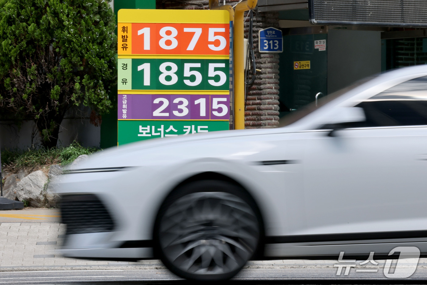 (서울=뉴스1) 이광호 기자 = 국제유가가 급등세를 이어가고 있는 17일 서울 도심의 한 주유소에 휘발유와 경유 가격이 표시되어 있다.정부는 국내 기름값 부담을 낮추기 위해 석유제 …