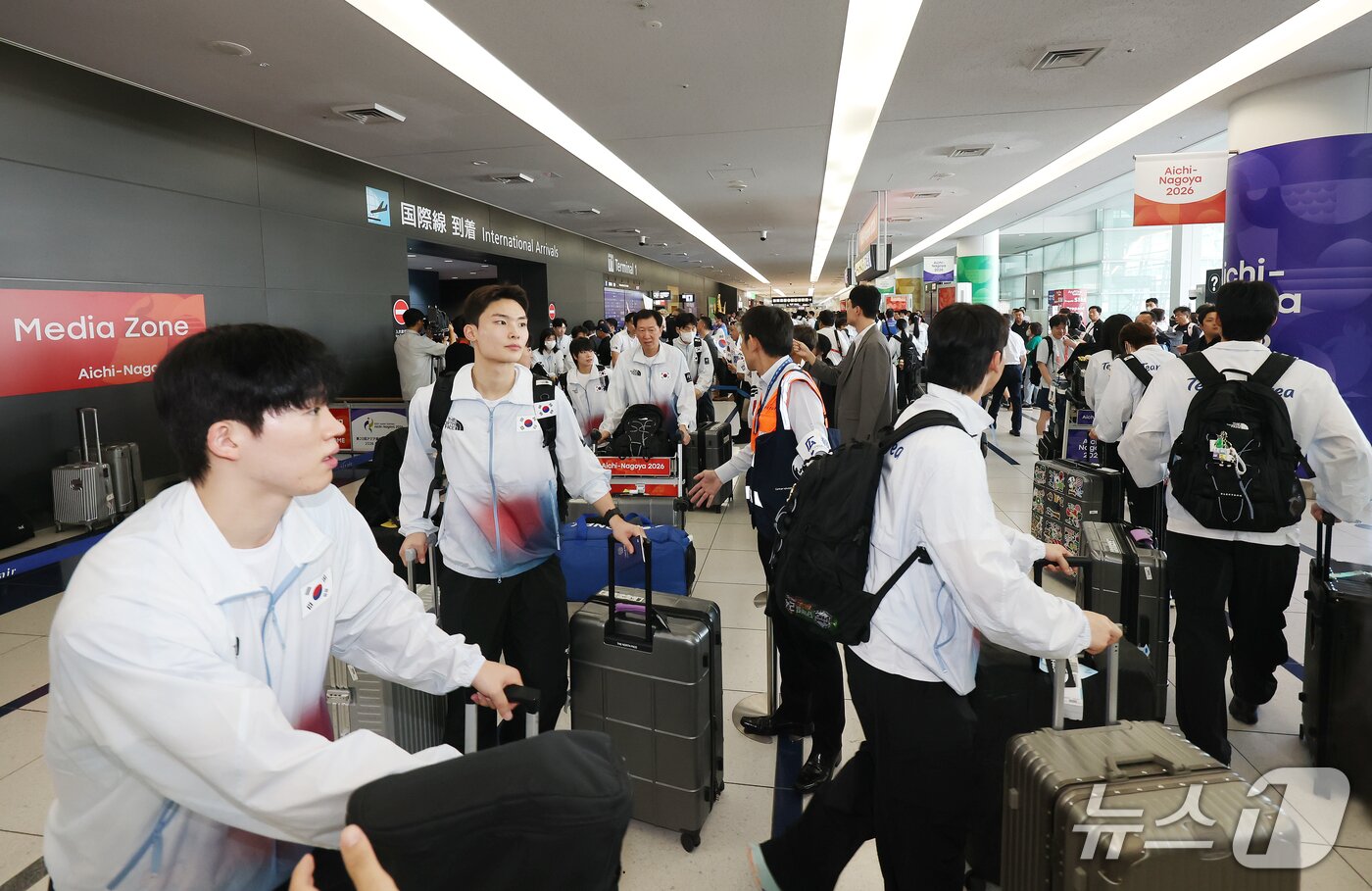 본문 이미지 - 2026 아이치·나고야 아시안게임에 출전하는 대한민국 선수단이 17일 일본 나고야 츄부국제공항을 통해 입국하고 있다. 2026.9.17 ⓒ 뉴스1 김민지 기자