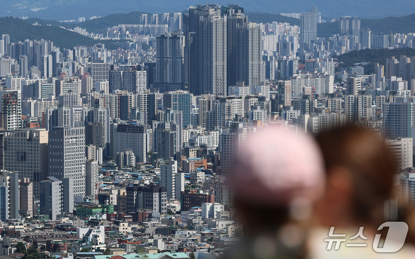 (서울=뉴스1) 오대일 기자 = 토지거래허가구역에서 세입자가 거주 중인 주택을 매수할 때 적용되는 실거주 유예 신청기한이 내년 말까지 1년 연장되고, 기존 임대차계약의 갱신 기간도 …