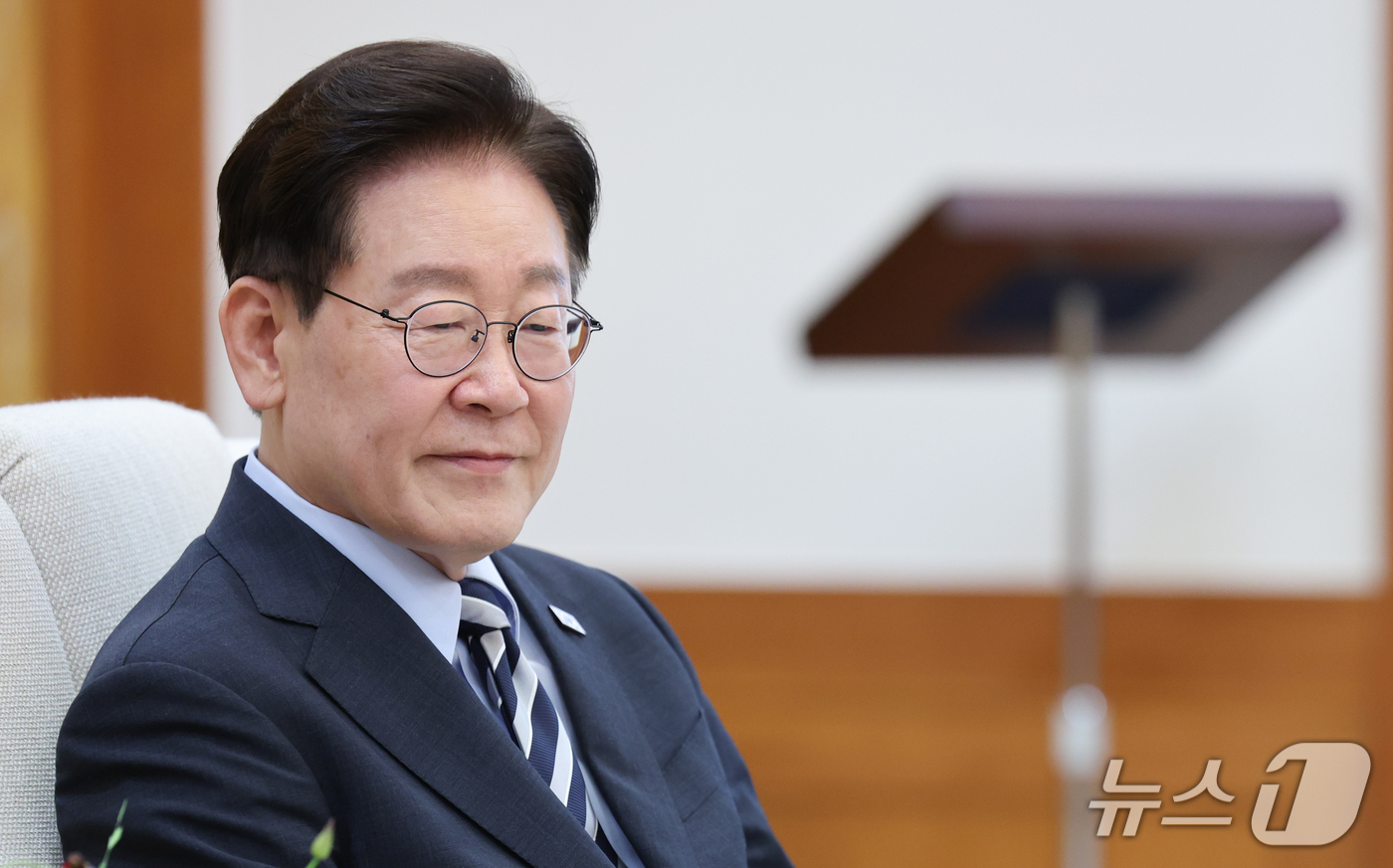(서울=뉴스1) 이재명 기자 = 이재명 대통령이 17일 청와대에서 파티 비롤 국제에너지기구(IEA) 사무총장을 접견, 발언을 듣고 있다. 2026.9.17/뉴스1