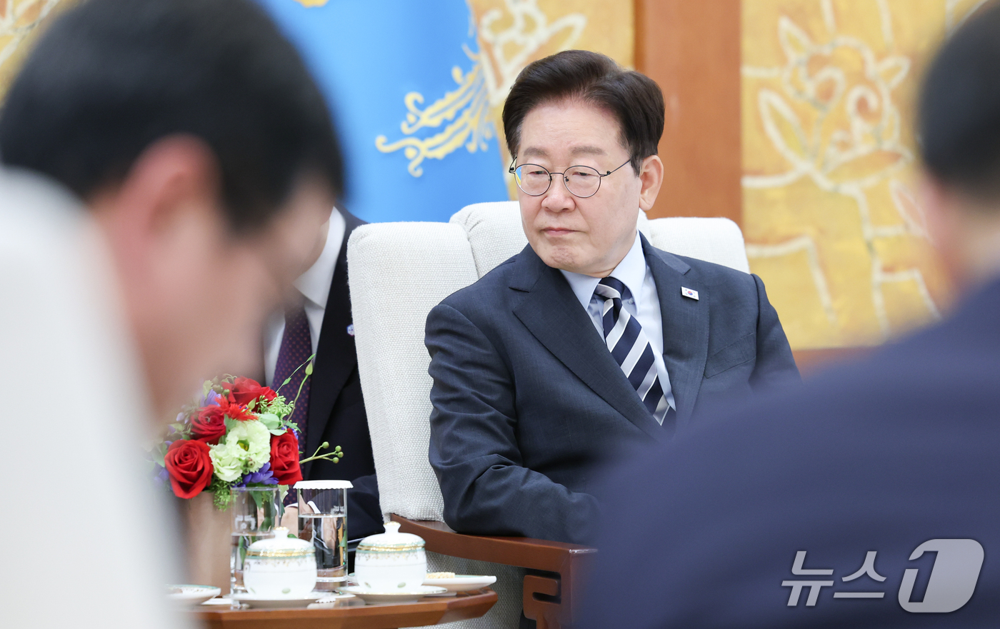 (서울=뉴스1) 이재명 기자 = 이재명 대통령이 17일 청와대에서 파티 비롤 국제에너지기구(IEA) 사무총장을 접견, 발언을 듣고 있다. 2026.9.17/뉴스1