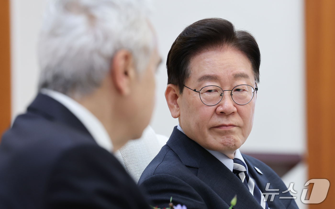 (서울=뉴스1) 이재명 기자 = 이재명 대통령이 17일 청와대에서 파티 비롤 국제에너지기구(IEA) 사무총장을 접견, 발언을 듣고 있다. 2026.9.17/뉴스1
