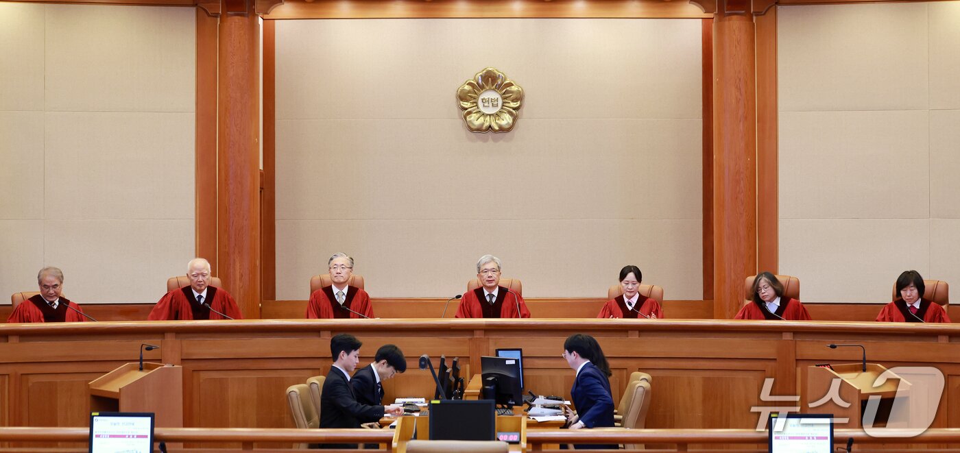 본문 이미지 - 김상환 헌법재판소장과 재판관들이 지난 9월 17일 서울 종로구 헌법재판소에서 열린 구 지방세법 제47조 제1호 등 위헌제청에 대한 위헌법률심판사건 등 선고를 위해 대심판정에 자리하고 있다. 2026.9.17 ⓒ 뉴스1 이호윤 기자