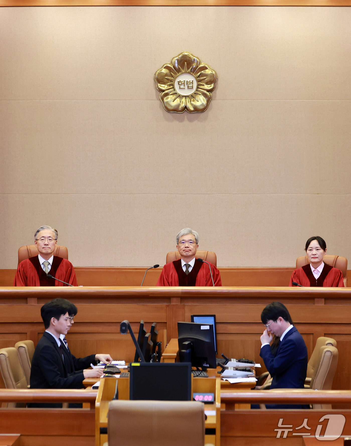 (서울=뉴스1) 이호윤 기자 = 김상환 헌법재판소장과 재판관들이 17일 서울 종로구 헌법재판소에서 열린 구 지방세법 제47조 제1호 등 위헌제청에 대한 위헌법률심판사건 등 선고를 …