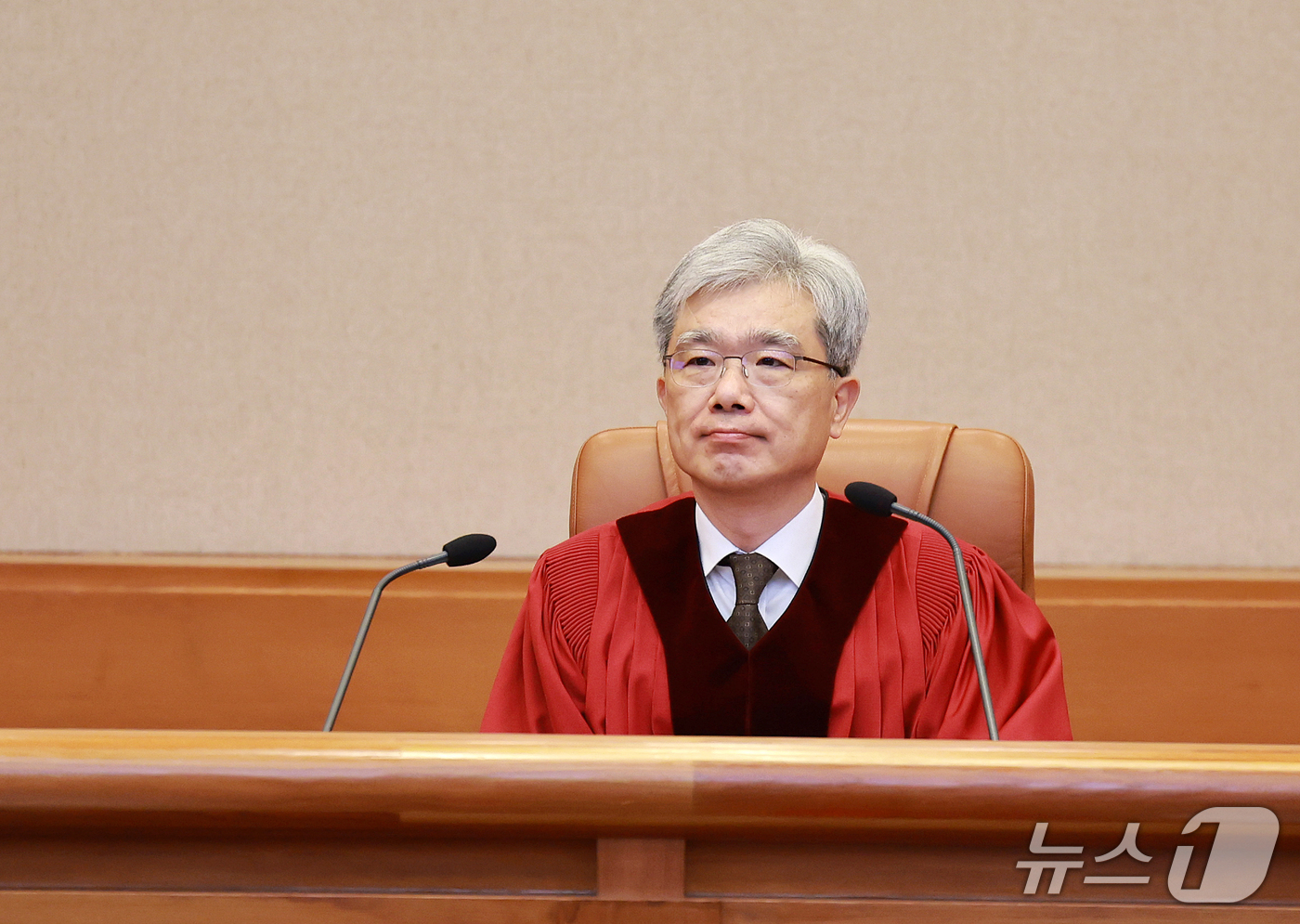 (서울=뉴스1) 이호윤 기자 = 김상환 헌법재판소장이 17일 서울 종로구 헌법재판소에서 열린 구 지방세법 제47조 제1호 등 위헌제청에 대한 위헌법률심판사건 등 선고를 위해 대심판 …