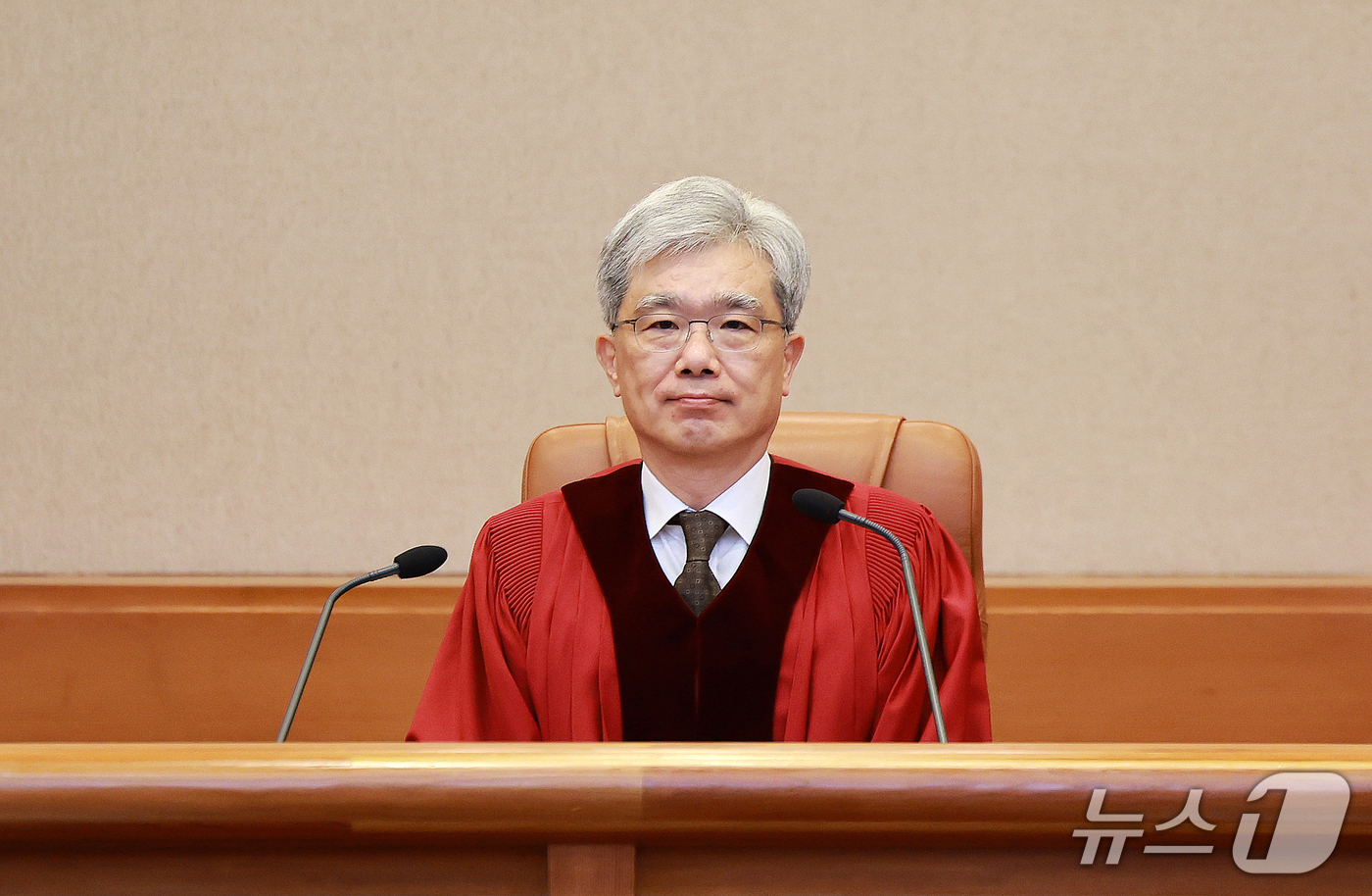 (서울=뉴스1) 이호윤 기자 = 김상환 헌법재판소장이 17일 서울 종로구 헌법재판소에서 열린 구 지방세법 제47조 제1호 등 위헌제청에 대한 위헌법률심판사건 등 선고를 위해 대심판 …