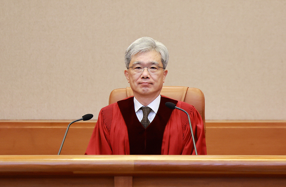 자리에 앉은 김상환 헌법재판소장