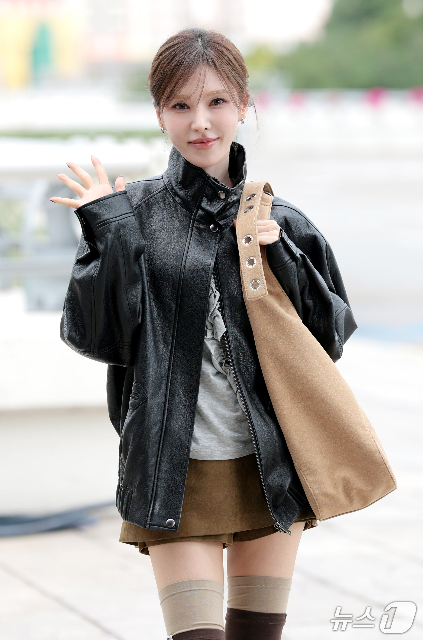 (김포공항=뉴스1) 권현진 기자 = 레드벨벳 웬디가 해외 일정을 위해 17일 김포공항을 통해 일본 도쿄로 출국하기 전 인사를 하고 있다. 2026.9.17/뉴스1