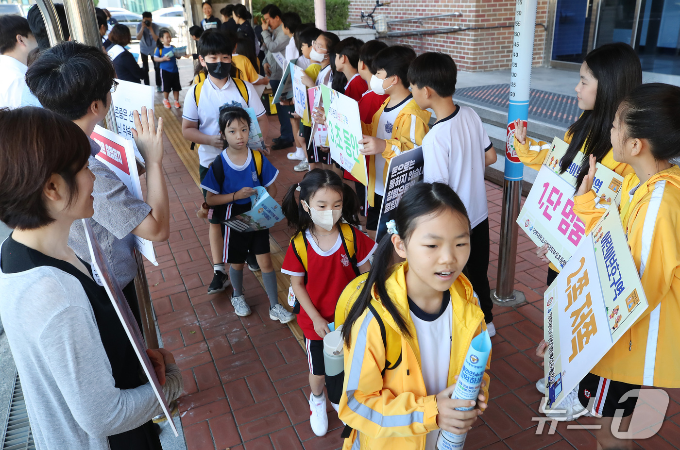 (대구=뉴스1) 공정식 기자 = 17일 오전 대구 중구 경북대 사범대학 부설초등학교에서 중구청 교통과, 중부경찰서, 중부경찰서 녹색어머니회, 학생과 교사 등이 등굣길 학생들을 대상 …
