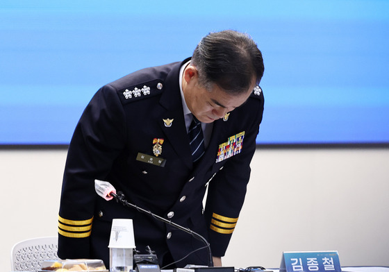 허리숙여 인사하는 김종철 경찰청장 대행