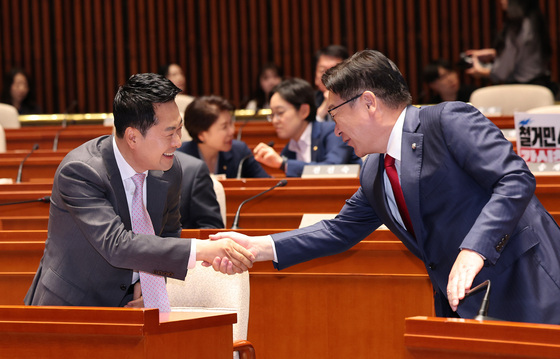 인사 나누는 장동혁 대표와 정점식 원내대표