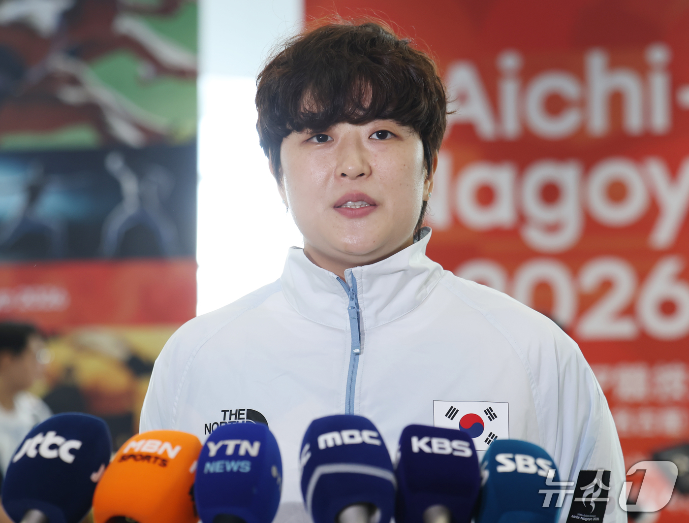 (나고야=뉴스1) 김민지 기자 = 2026 아이치·나고야 아시안게임에 출전하는 핸드볼 여자 국가대표팀 류은희가 17일 일본 나고야 츄부국제공항을 통해 입국하며 취재진 질의에 답변하 …