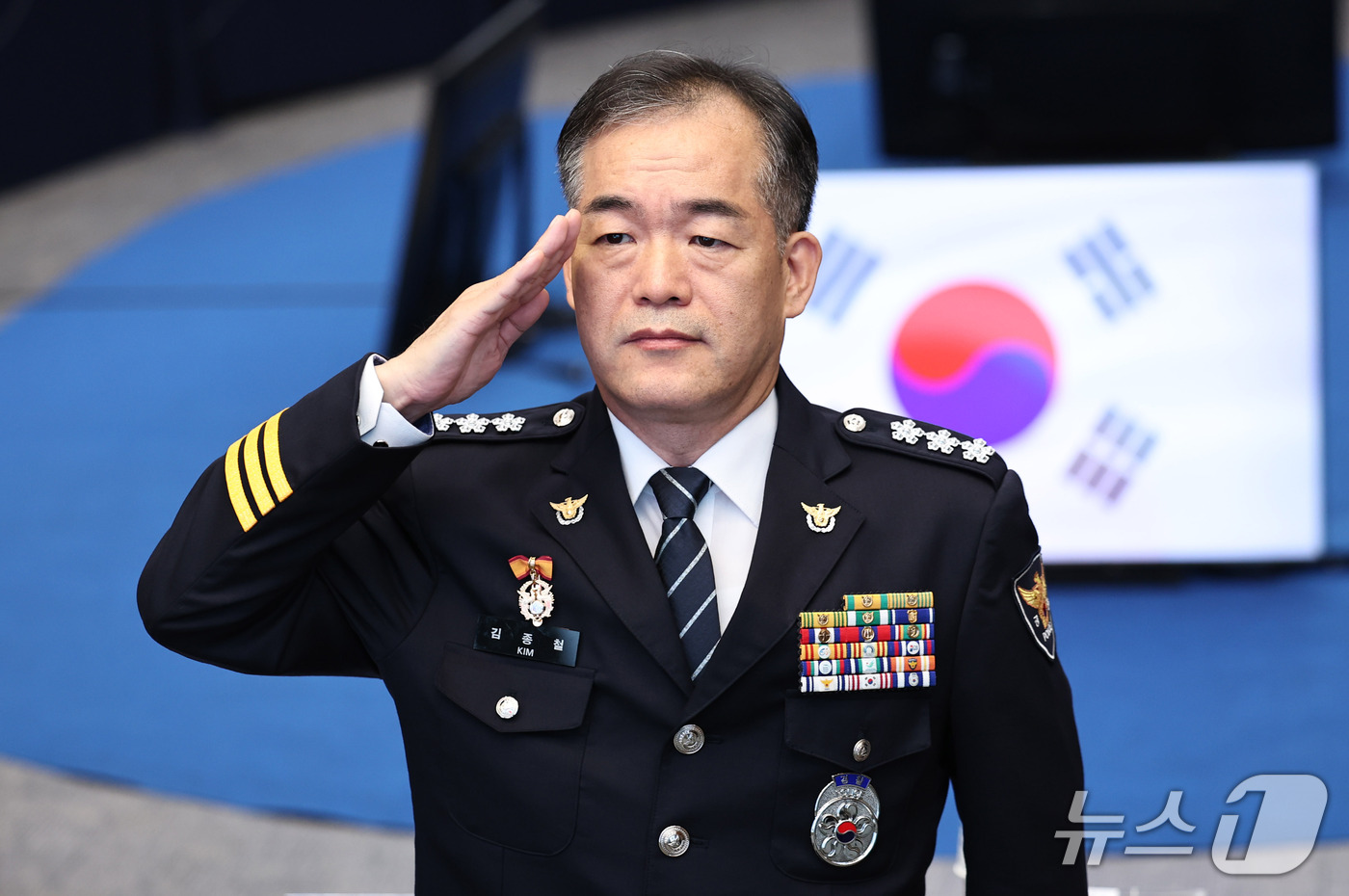 (서울=뉴스1) 구윤성 기자 = 김종철 경찰청장 직무대행이 17일 서울 서대문구 경찰청에서 열린 '경찰개혁 국민경청회'에서 국기에 대한 경례를 하고 있다. 2026.9.17/뉴스1 …