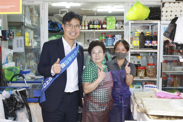 이원택 전북지사, 추석 앞 전주 모래내시장서 장보기 등 현장 소통