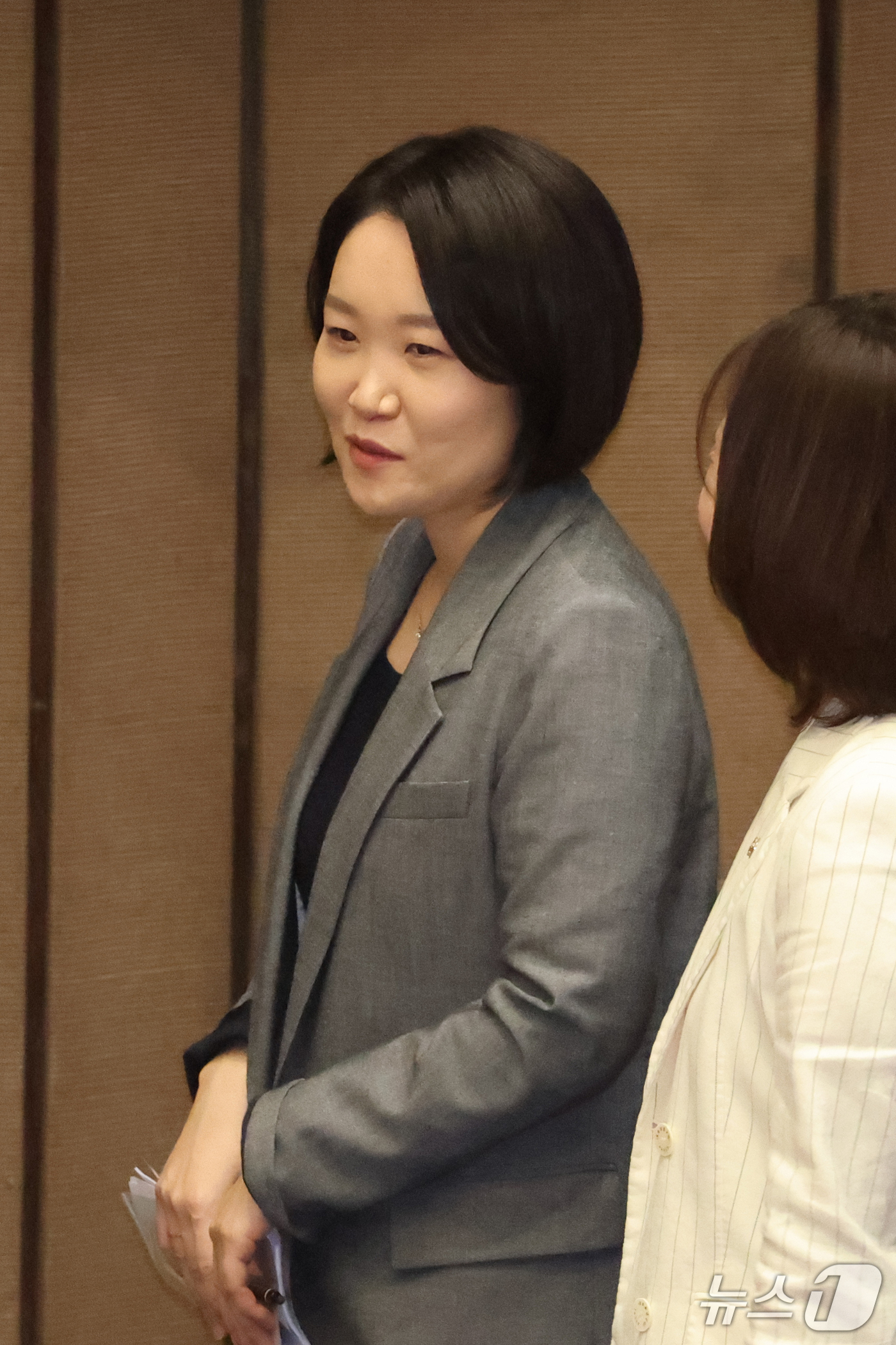 (서울=뉴스1) 황기선 기자 = 이소영 중소벤처기업부 장관 후보자가 17일 오후 서울 여의도 국회에서 열린 제439회 국회(정기회) 제9차 본회의에 참석하고 있다. 2026.9.1 …