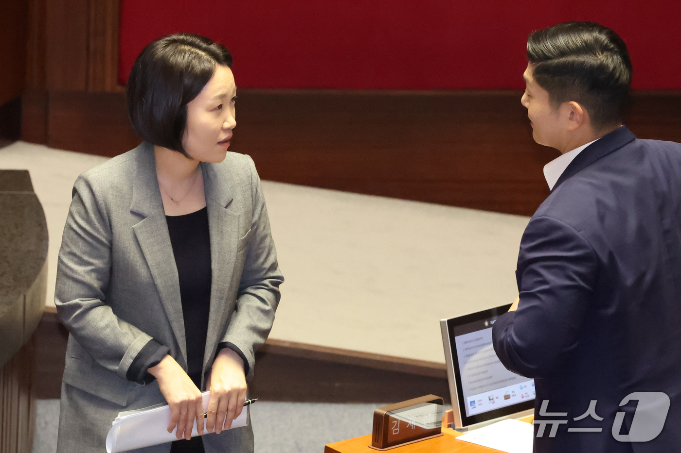 (서울=뉴스1) 황기선 기자 = 이소영 중소벤처기업부 장관 후보자가 17일 오후 서울 여의도 국회에서 열린 제439회 국회(정기회) 제9차 본회의에서 김재섭 국민의힘 의원과 대화를 …