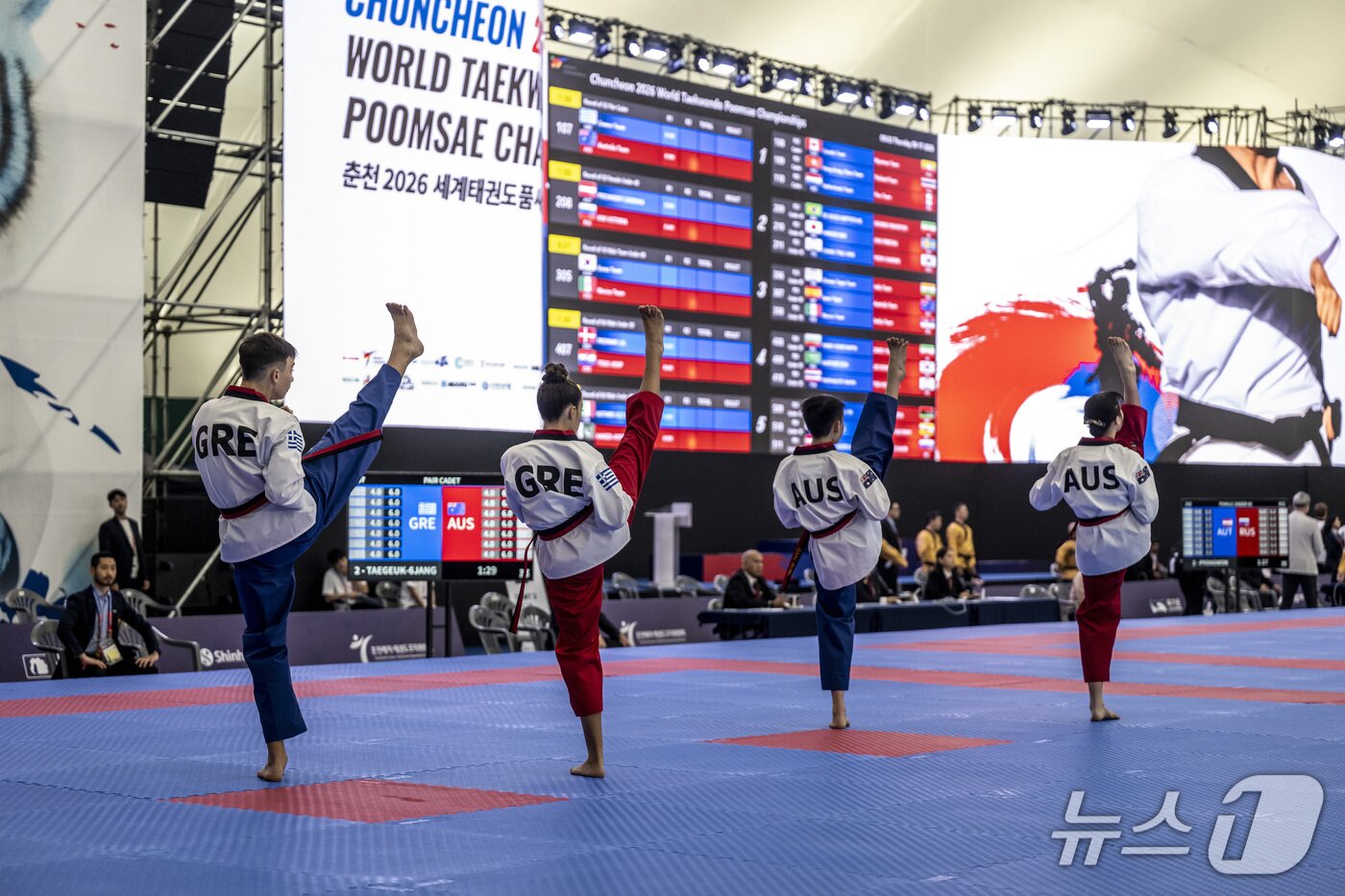 본문 이미지 - 17일 송암스포츠타운 에어돔에서 열린 '춘천 2026 세계태권도품새선수권대회' 카뎃 공인품새 복식 경기에서 두 국가의 선수들이 동시에 품새 동작을 펼치고 있다. 카뎃은 12~14세 선수들이 출전하는 연령 부문이다. (춘천시 제공. 재판매 및 DB 금지) /뉴스1