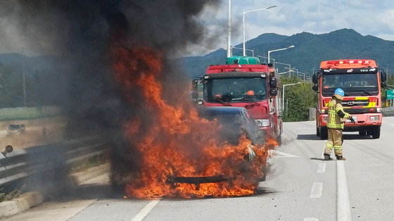 고속도로 달리던 승용차서 화재…운전자 신고 후 대피