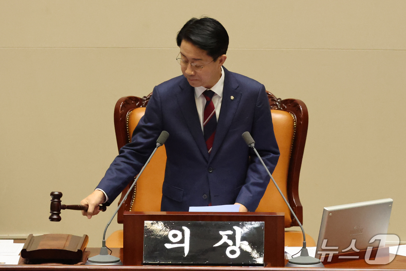 (서울=뉴스1) 황기선 기자 = 조정식 국회의장이 17일 오후 서울 여의도 국회에서 열린 제439회 국회(정기회) 제9차 본회의에서 의사봉을 두드리고 있다.  2026.9.17/뉴 …